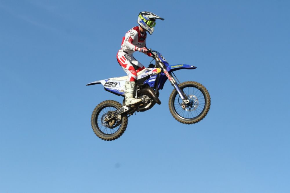 Gabriel Milli in volo durante una gara