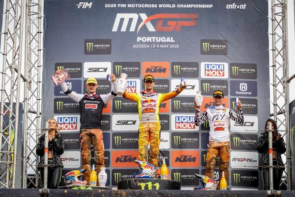 Andrea Adamo festeggia sul podio la vittoria del GP del Portogallo
