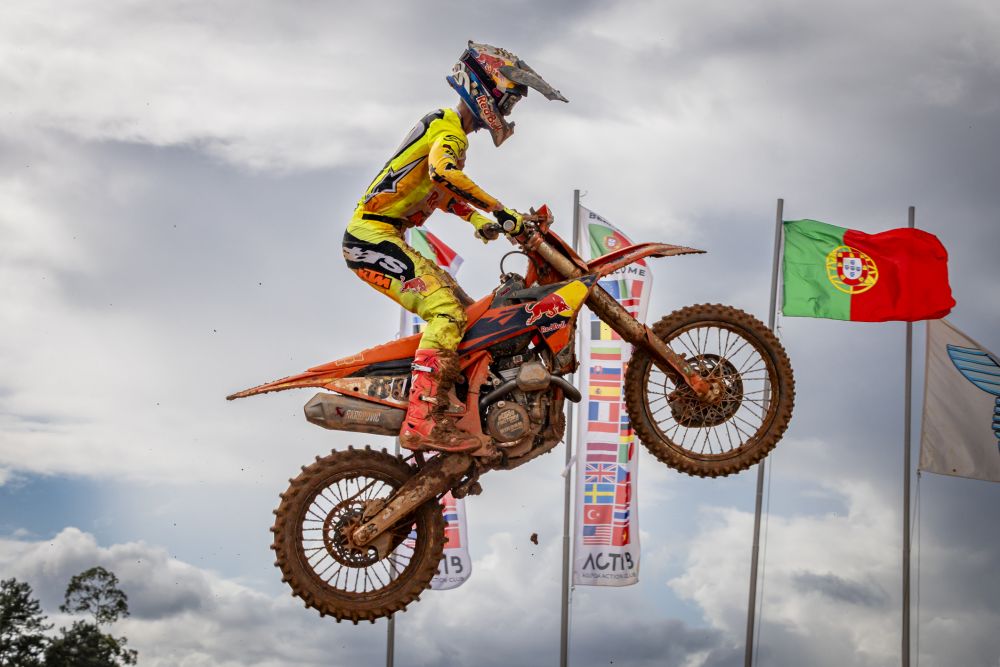 Andrea Adamo vola verso la vittoria del GP del Portogallo