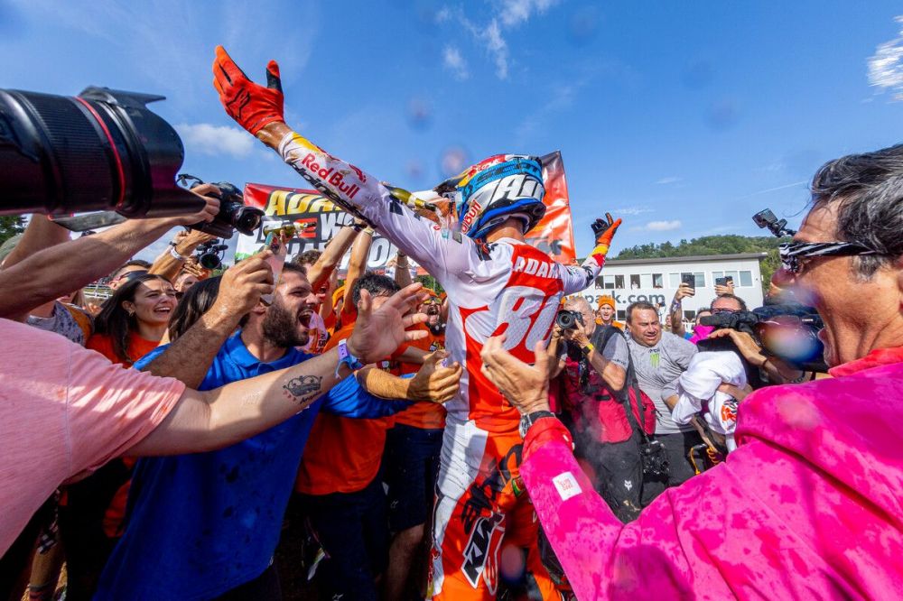 Andrea Adamo campione del mondo MX2 2023 festeggiato al suo arrivo