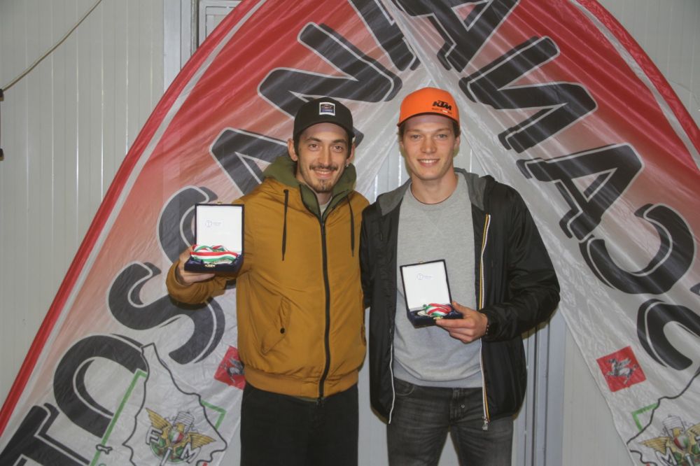 A destra il campione toscano Motocross MX2 Elite 2023, Francesco Bassi