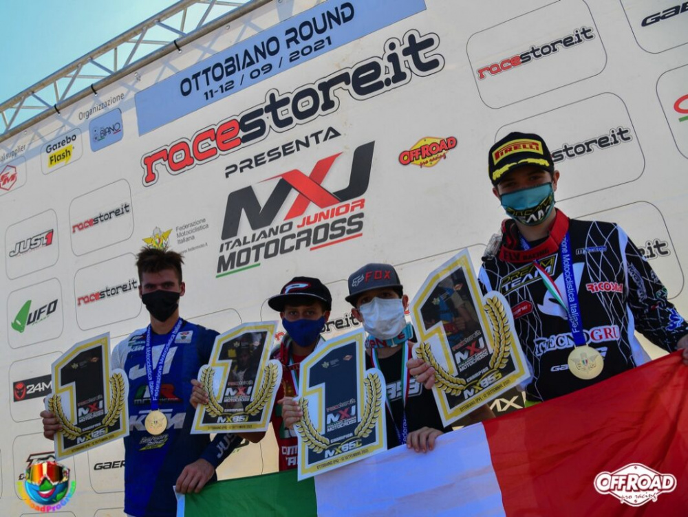 Valerio Lata il primo a sx con la targa di campione tricolore