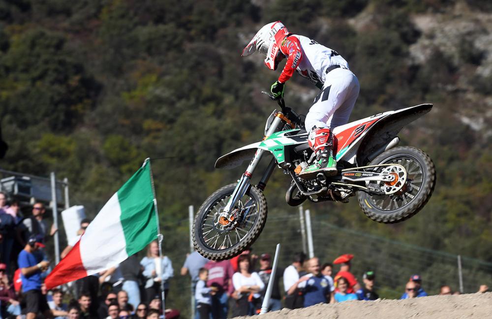 Valerio Lata festeggia il secondo posto al GP del Trentino in classe EMX125